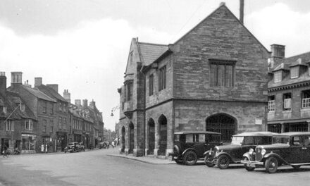 Oundle – Cars on Market Place