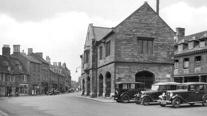 Oundle – Cars on Market Place