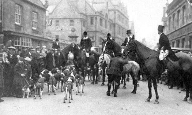 Hounds on New Street, Oundle