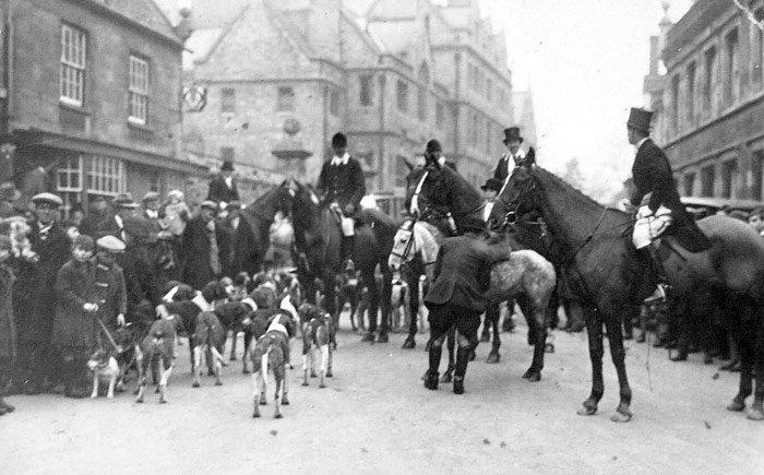 Hounds on New Street, Oundle